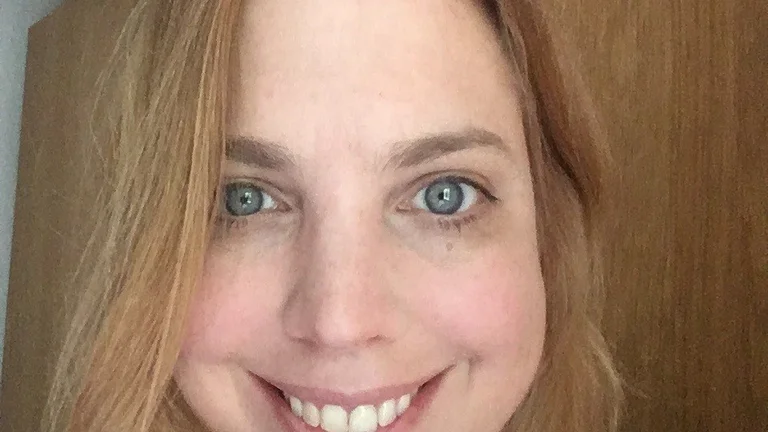 Toria Banks headshot, smiling
