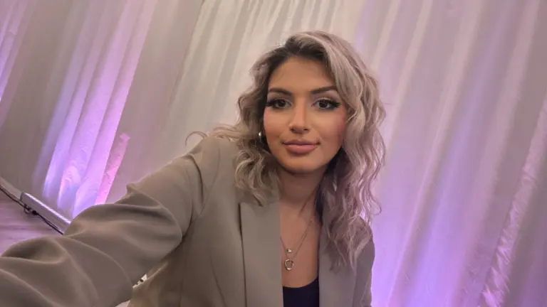 Sophia in a grey blazer taking a selfie