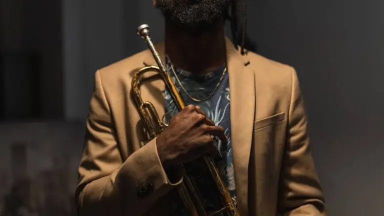 Trump player with a beige baiter and the trump in his chest 