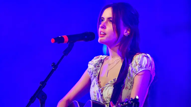 amelia oliver plays guitar