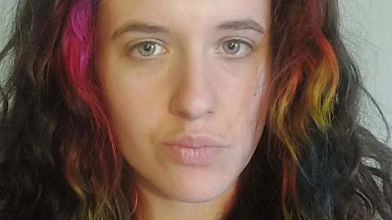 belski has wavy rainbow coloured hair