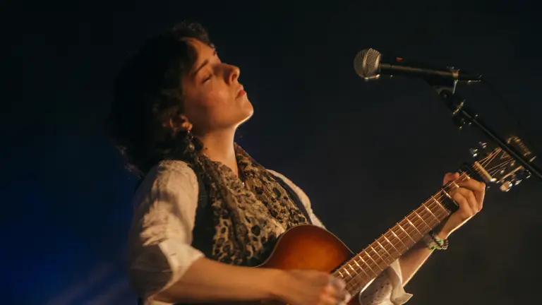 jodie plays the guitar