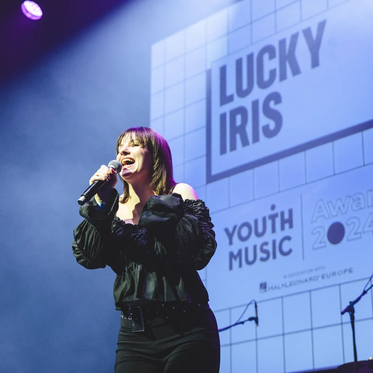 lucky iris sings