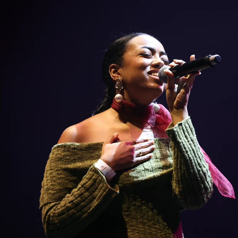 sarah isabella sings
